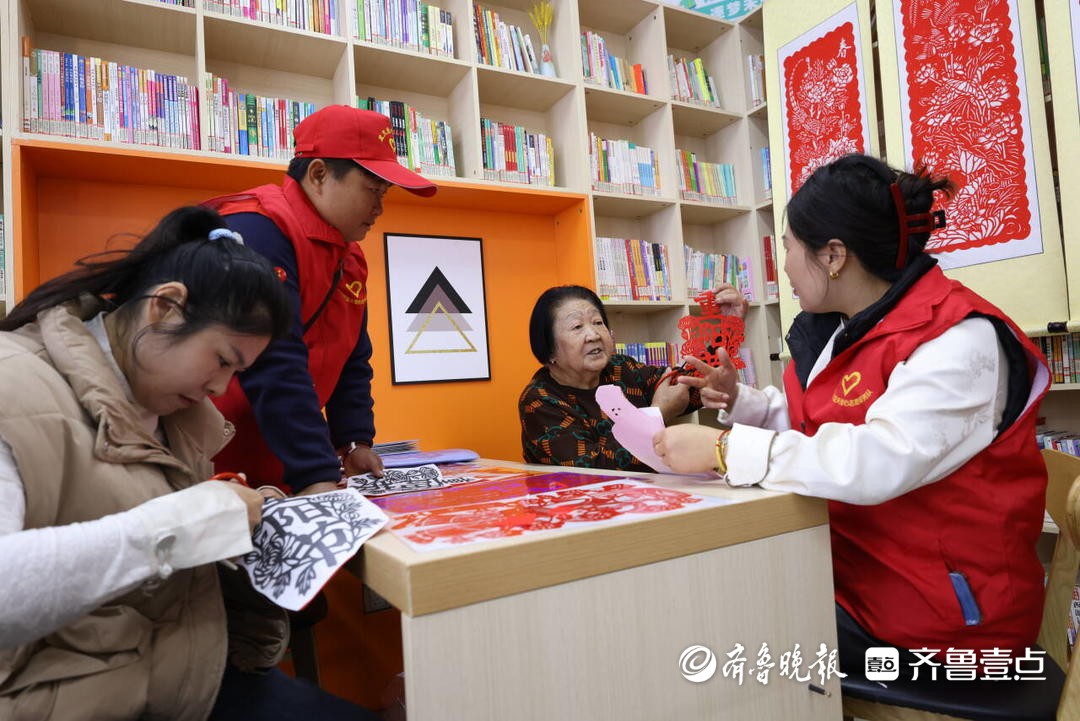 为重阳佳节增添文化温度，烟台这场非遗手作课上巧手剪出敬老情