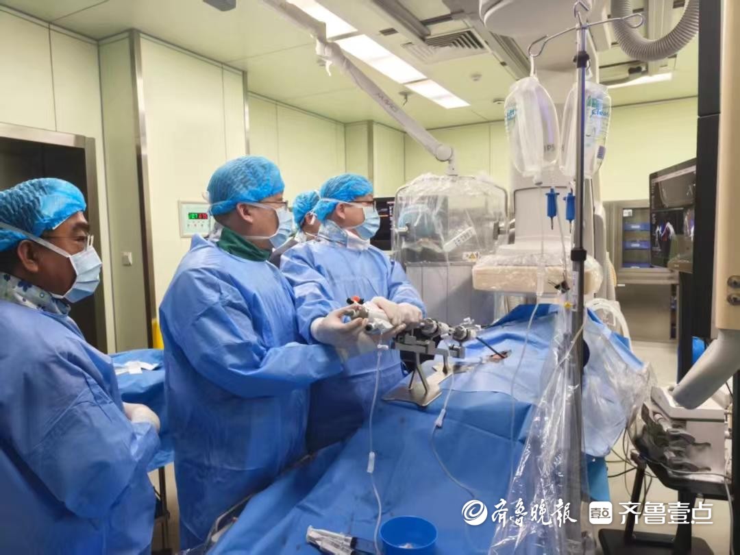 日照市人民医院成功为75岁高危患者实施经皮二尖瓣钳夹术