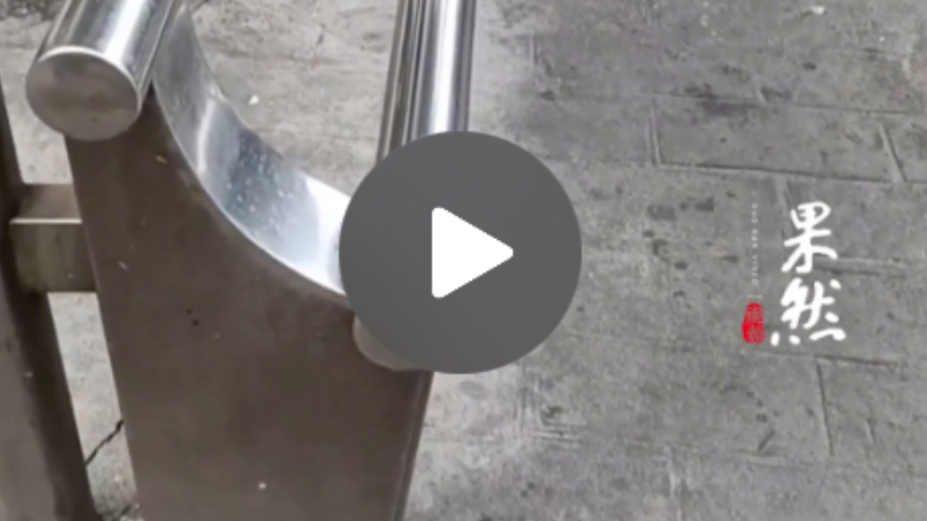 果然视频|“站着累，坐着硌”，网友吐槽长沙部分公交站“钢管座椅”，当地回应