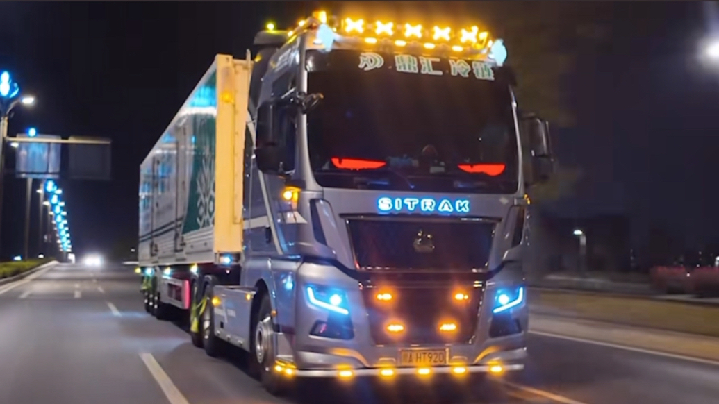 以防你没见过这么帅的重卡