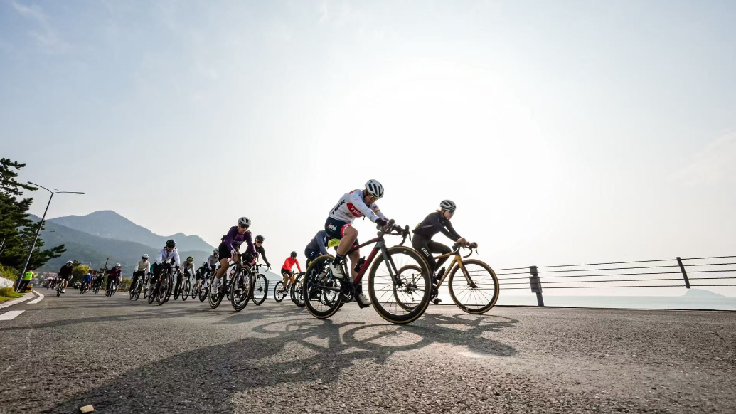 果然视频｜山海间比拼速度与技巧，环半岛自行车赛在崂山举办