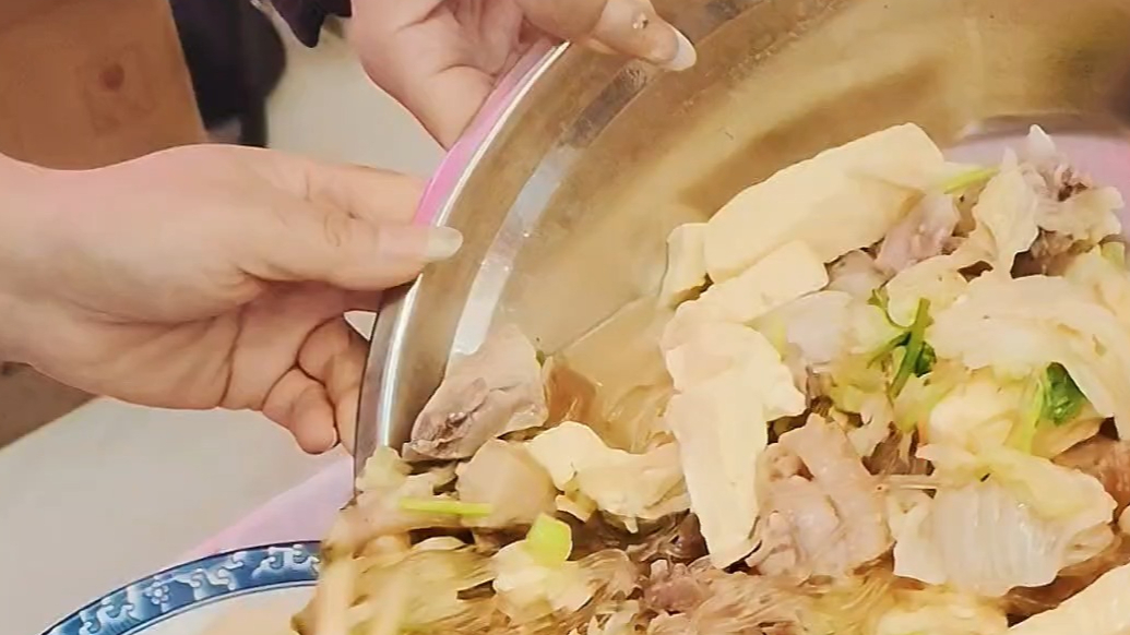 果然视频｜七旬烟台老人家传三代，一道烧肉炖粉条白菜的亲情牵挂