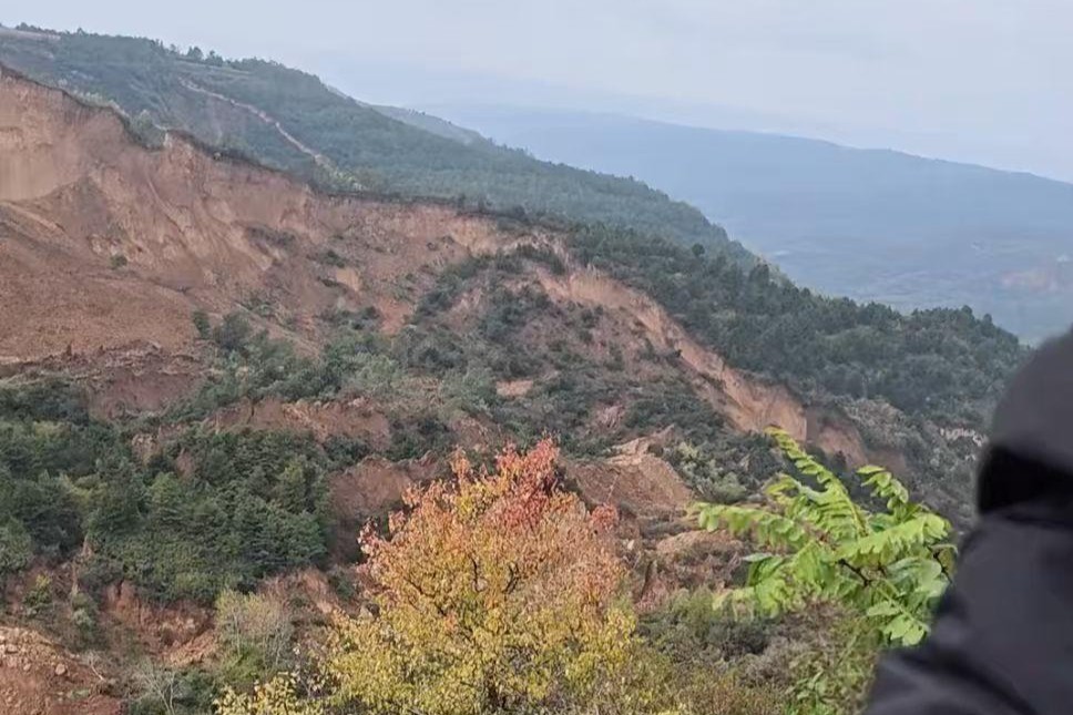 陕西一村民收玉米时遇垮塌失联5天，家属：附近是矿区