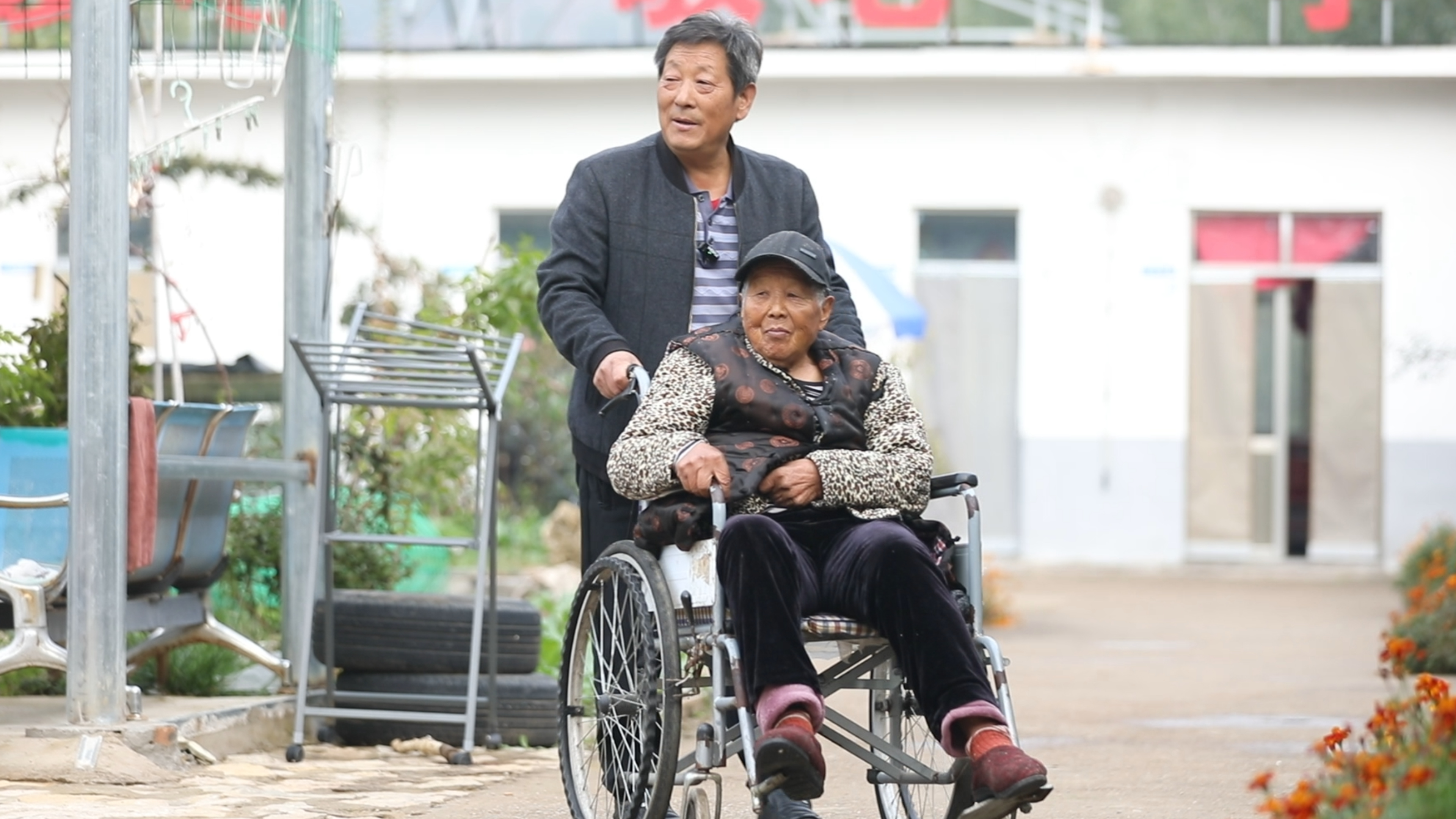 三年倾尽所有，乡医刘庆民为大山里的老人安了家