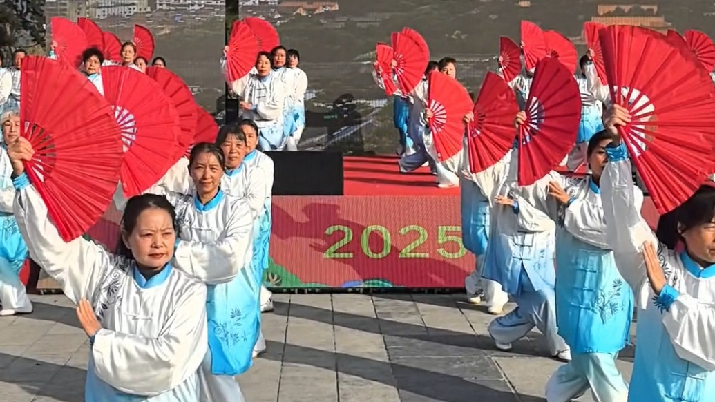 果然视频｜岱庙重阳暖场燃爆！百人太极功夫扇太“飒”了