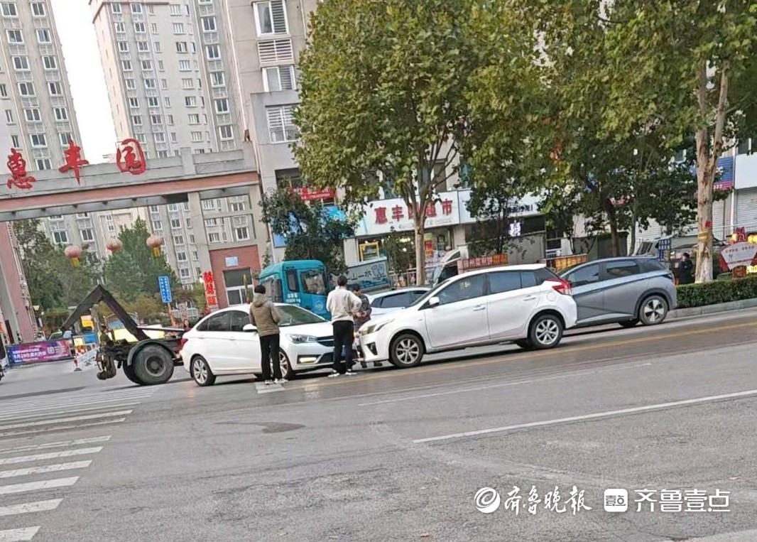 情报站|泰安南湖大街一小区门口两车发生碰撞，所幸无人受伤
