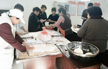 曹县仵楼镇:重阳饺子宴传孝意​ 戏曲声醉夕阳