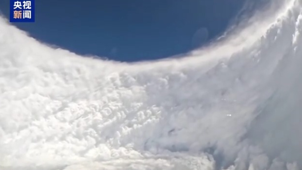 “飓风猎人”飞入“梅丽莎”风眼，拍下震撼画面