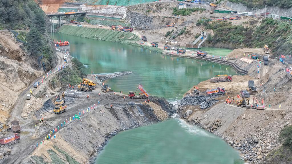 奔流大江按下“暂停键”，雅砻江流域首次实现两座大型水电工程同步截流