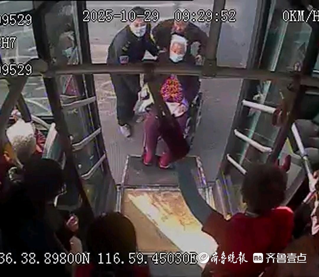 情报站|老人推轮椅误入机动车道，济南交警和公交驾驶员暖心护送