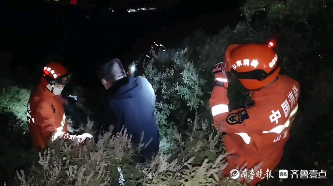 果然视频|男子爬山因低血糖体力不支，消防员护送其安全下山