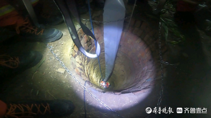 果然视频|男子失足坠入十米深的姜井，众人合力悬绳施救