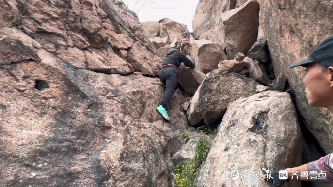 果然视频|男子爬山迷路，消防员“翻山越岭”找到他