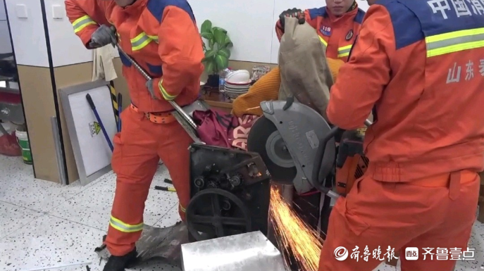 果然视频|女子被压面机“咬”手，消防员拆机施救