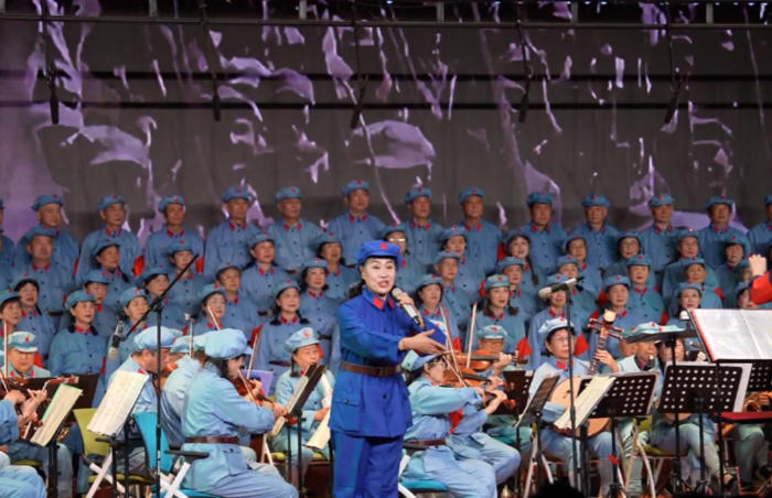 10年,176人,平均年龄超70岁。他们记不住词、不懂乐理,站久了腰酸腿痛,日常排练常常一站就是一上午,只为给孩子们唱一首歌。这群本该在家安享晚年的老人,为何选择用这种“自讨苦吃”的方式度过晚年?这个重阳节,记者跟随老人们去演出,听他们讲述一场跨越时空的“长征”接力。