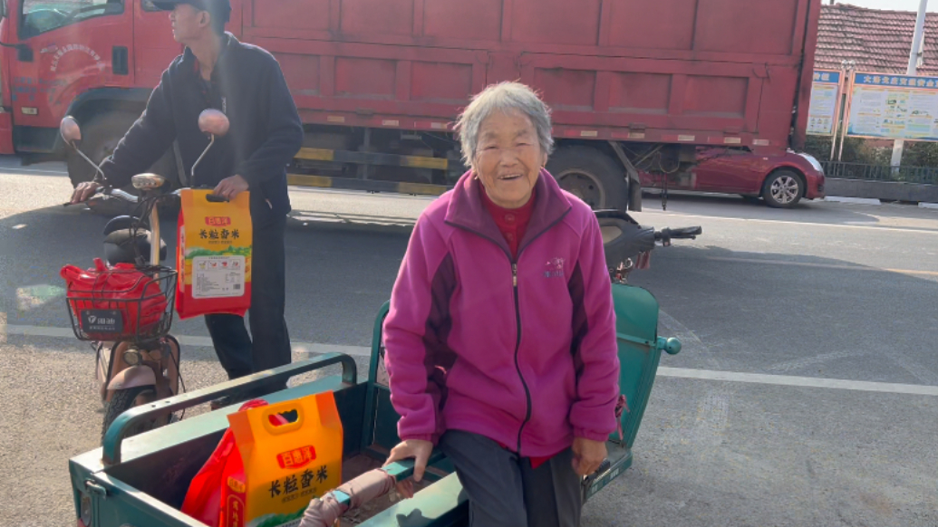 果然视频丨走，老哥几个收礼去！重阳节村民捐了9头大肥猪