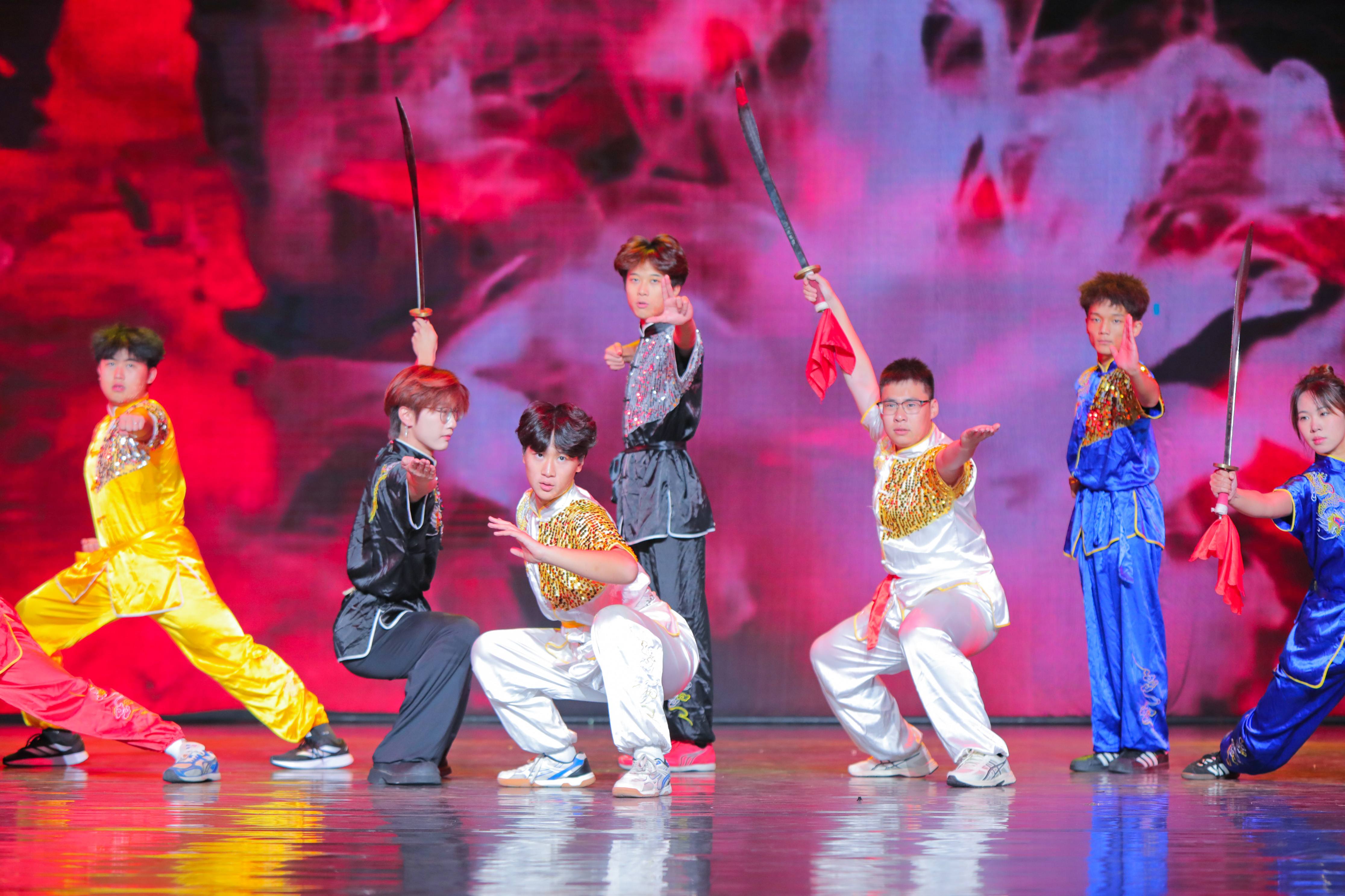 山东省老年人舞蹈协会与山东青年政治学院联合举办重阳节文艺演出