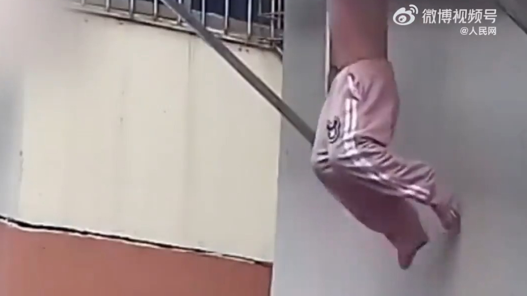 幼童被卡防盗窗，众人合力托举8分钟