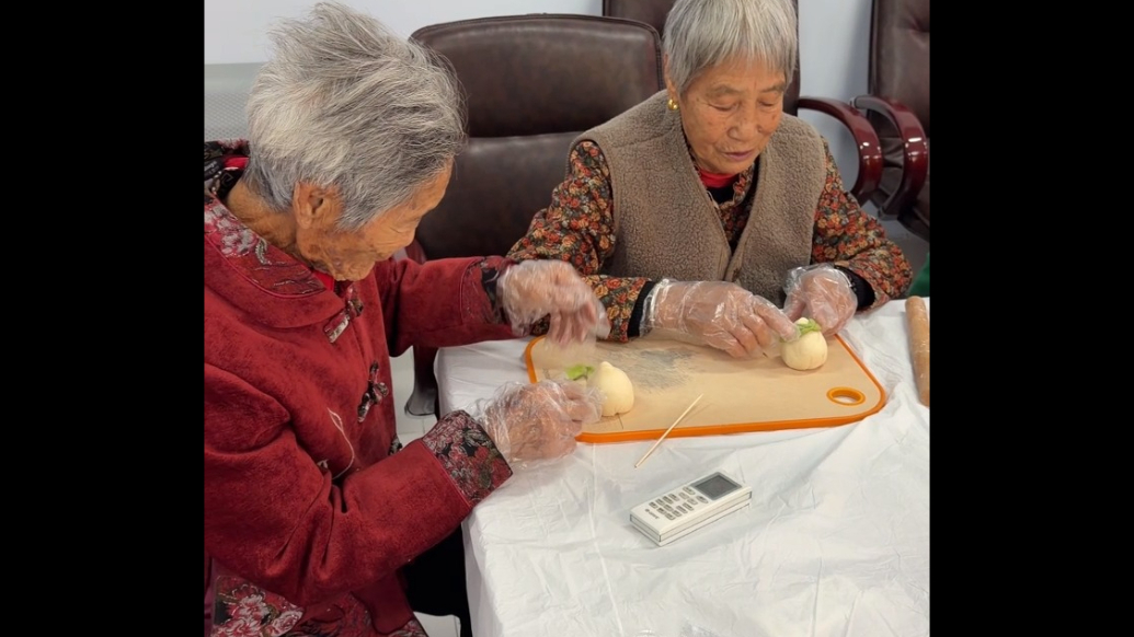 德州天衢新区长河街道赵辛社区开展“九九重阳巧手传情”主题活动