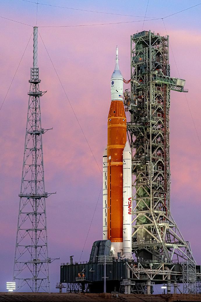 美国拼抢重返月球第一步，第二步尚无着落