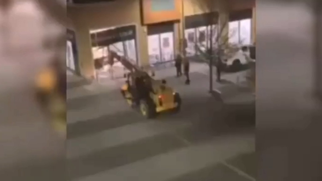 果然视频·看天下|英国歹徒开工程车暴力抢劫ATM机