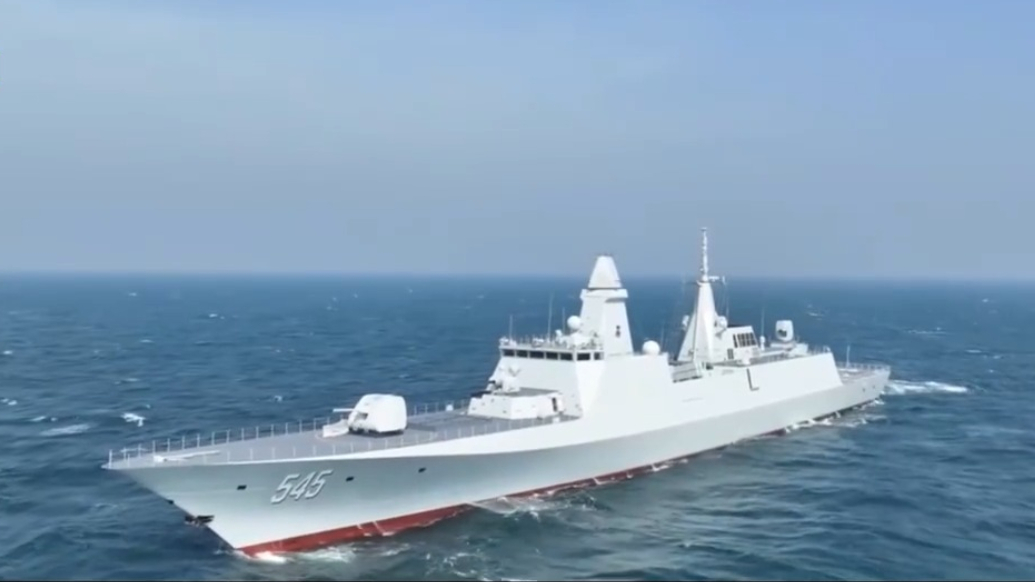 海军新型导弹护卫舰漯河舰进行实战化训练