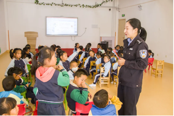 乳山市公安局“金秋”志愿行：以青春之名，铸安全之盾