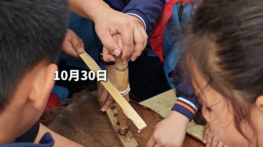果然视频丨泰前街道御碑楼小学科技节，萌娃挑战钻木取火太拼了，成功时累得小脸通红