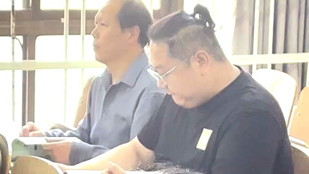 果然视频｜父子俩同校学中医，老父亲认真劲儿成儿子榜样