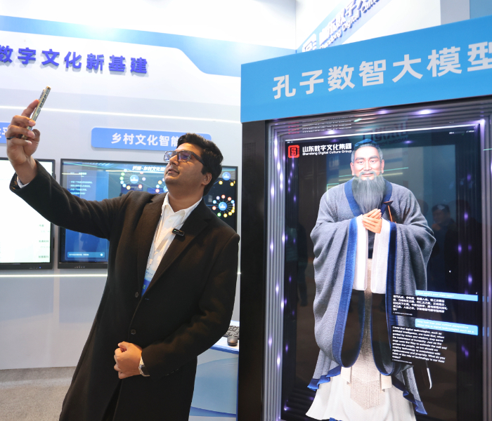 10月31日，东盟+中日韩人工智能产业发展论坛在济南举办。山东数字文化集团四款产品亮相，向来自全球的与会嘉宾，全景式展现了数字文化领域的“山东探索”。