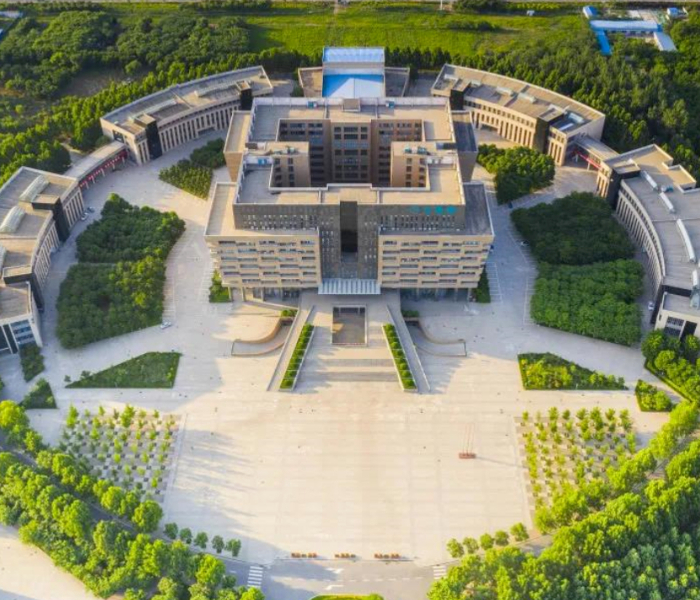 作为山东首所公办职业本科高校，淄博职业技术大学2025年有6个本科专业招生，分别是电气工程及自动化、汽车工程技术、物联网工程技术、应用化工技术、制药工程技术、建筑工程，招生计划960人。此外，淄博职业技术大学2025年专科专业的招生总计划是7100人