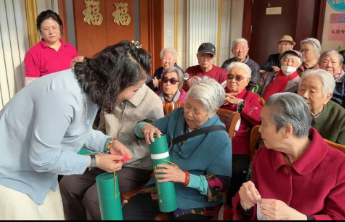 青岛福彩公益驿站“快乐公益 温暖同行”活动温情上演
