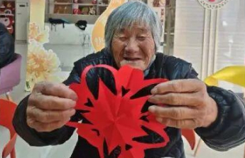 【爱暖银龄】济宁福彩举办重阳敬老活动 非遗剪纸传递暖心关怀