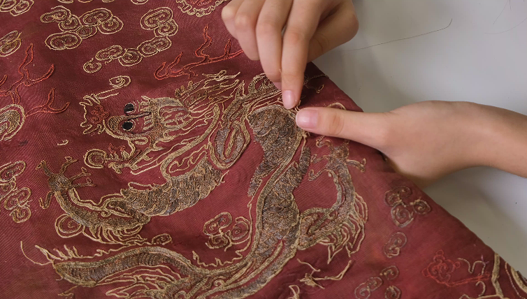  除了赫士袍服，山东省文物保护与修复鉴定中心还修复过哪些文物