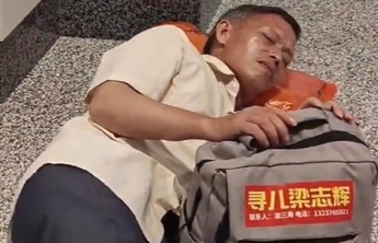 三十年寻亲路：梁志辉爸爸刷亮老屋，迎回失散儿子