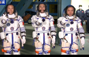 神二十一航天员到达发射塔架，等待进舱