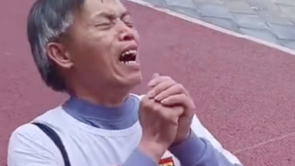 果然视频｜三十年寻亲路：梁志辉爸爸刷亮老屋，迎回失散儿子