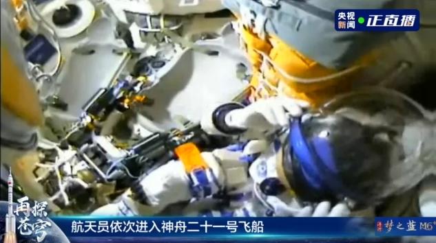 神二十一航天员张洪章进入飞船返回舱