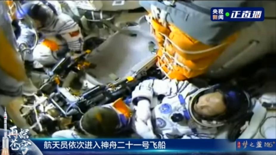 神二十一航天员武飞进入飞船返回舱