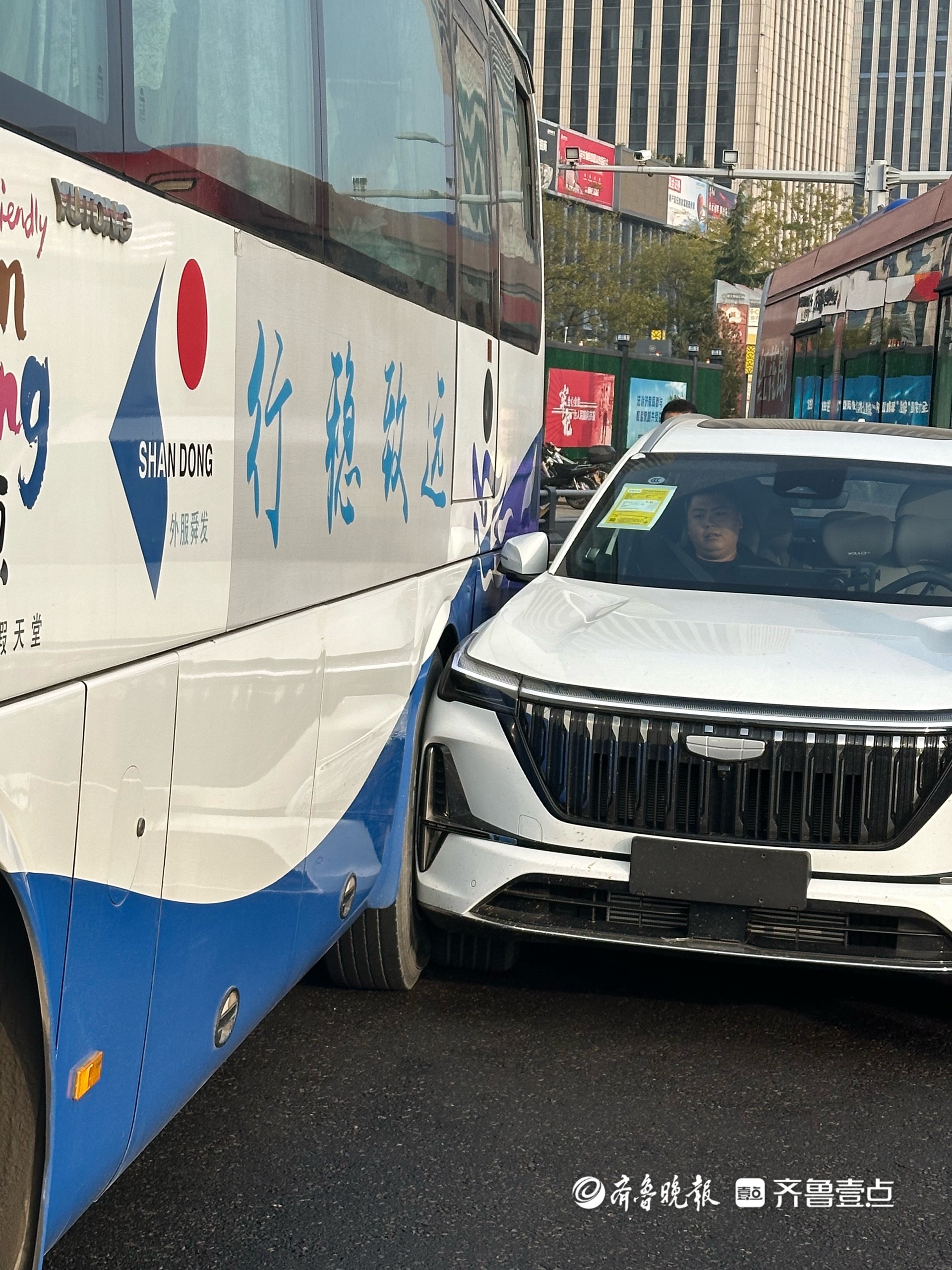 情报站|济南龙奥西路发生两车刮擦事故，幸无人员受伤！