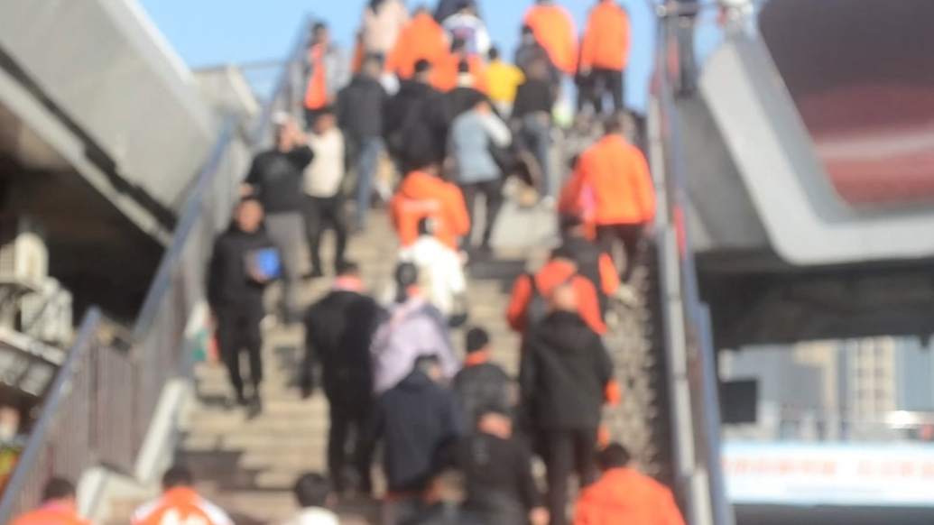 果然视频|本赛季泰山主场收官战，球迷涌入济南奥体为主队加油