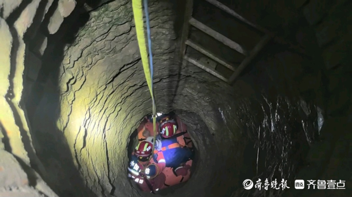 果然视频|男子失足坠入七米深的姜井中，众人悬绳施救