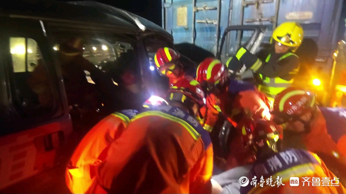 果然视频|面包车发生追尾事故，消防员破拆救出被困两人