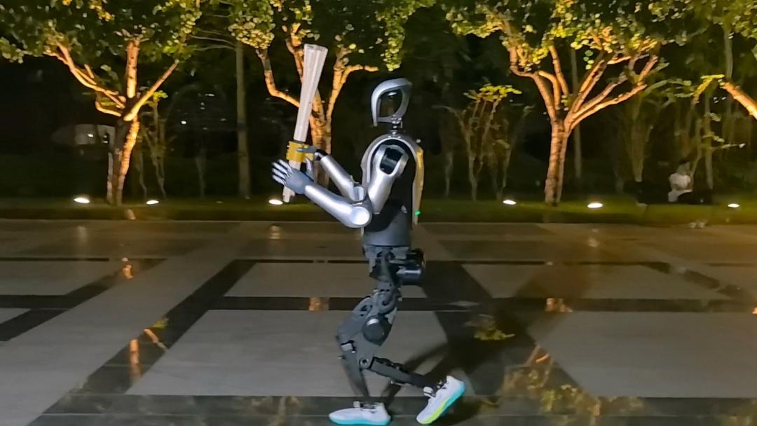 深圳机器人火炬手“夸父”火了 手握1.6kg重火炬 无需技术员陪跑