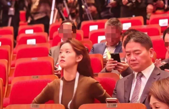 刘强东发朋友圈吐槽夫妻合照，“索赔”1份黄狗猪头肉，公布收件地址和收件人！被提到骑手电话被打爆