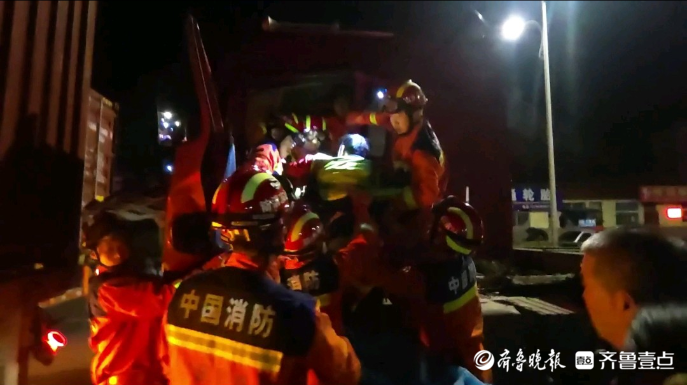 果然视频|三车发生事故致一人被困，消防员深夜到场紧急救援