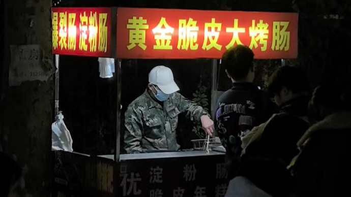 泰安山农大旁的“无声小摊”：写封信，排个队，生意就火了