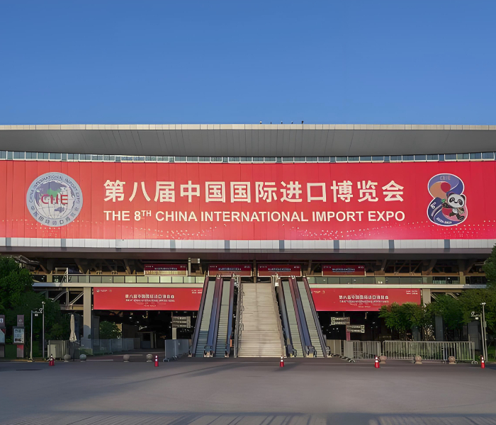 11月5日-10日，第八届中国国际进口博览会在上海举办。山东将再赴进博之约，举办“2025山东与跨国公司产业生态合作伙伴对话会”。同时，继续组织老字号、非遗企业参加进博人文交流板块，山东馆巧妙融入“齐鲁1号”文化列车设计理念，将六大展区打造为“文化站点”。