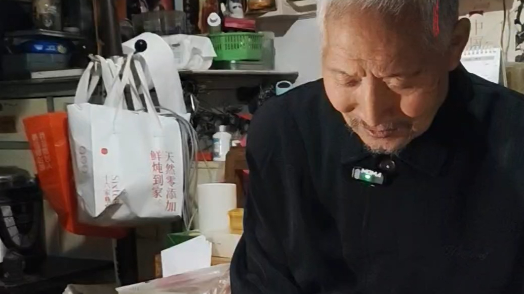 果然视频｜环境简陋却坚持钻研数学，烟台72岁保洁爷爷引发关注