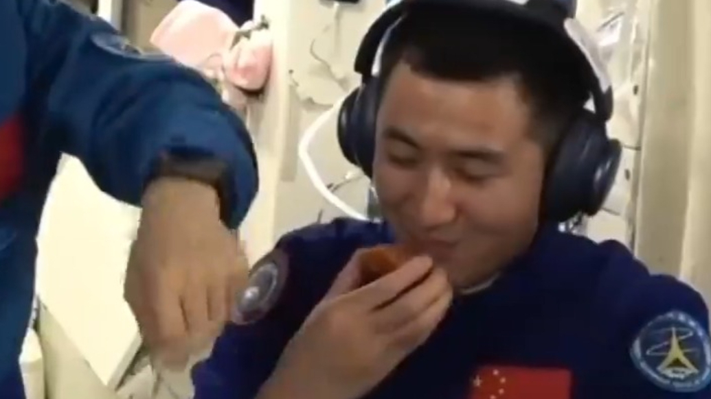 宇宙级烧烤派对！太空炉子自带油烟机，太细致了